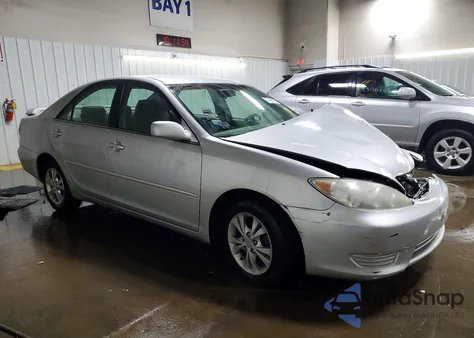 2005 Toyota Camry Le z USA, uszkodzony, nr VIN 4T1BF32K65U596797